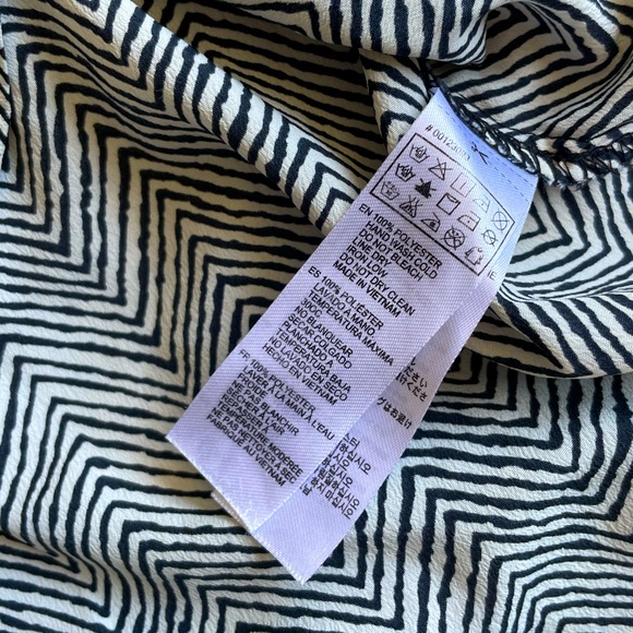 Forever 21 • Black & White Shortsleeved Blouse - Picture 9 of 9